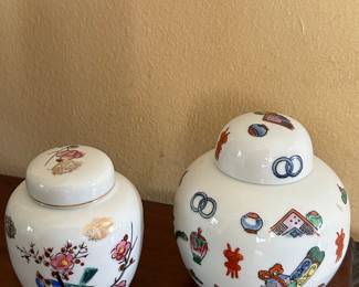 Small ginger jars with lids!