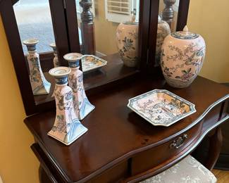 Side mirrors can be adjusted!