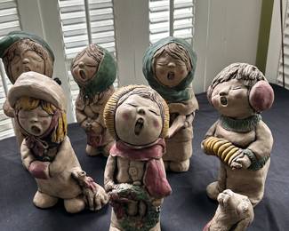 Cute, cute, cute Christmas Carolers!