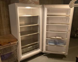 NICE UPRIGHT FREZZER.  VERY CLEAN. AND WORKS