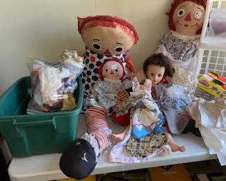 Raggedy Ann and other dolls 
