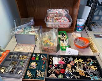 Assorted jewerly
