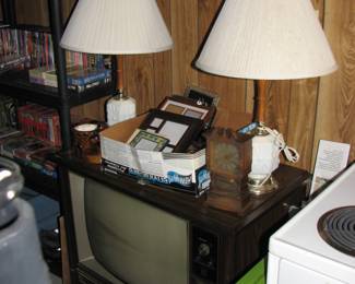 vintage console tv (Hurry before Carlyle gets it!)