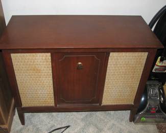 Nice console radio/turntable (see next pic)