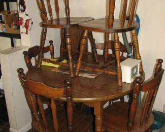 table with 2 leaves and 6 chairs