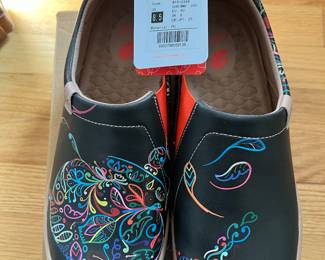 New Uin women’s shoes size 8 1/2