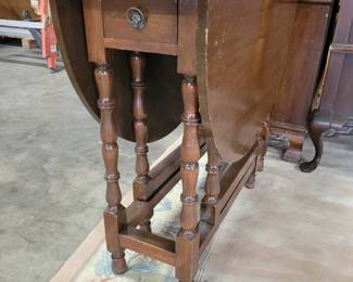 Drop leaf table