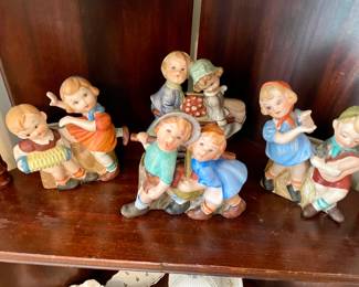 Hummel-like wall pockets