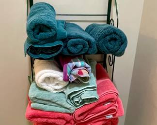 small baker's rack, towels