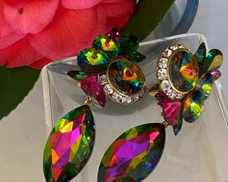 17- $50 Fabulous for Mardi Gras Event 80's vintage set of earrings. Clips back. Very good condition. 3"Long.