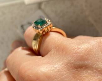 $295 - Emerald 10kt yellow gold ring sz 6 - 4.12 gr