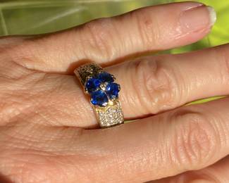 $400 - 14kt yellow gold with sapphires flower - diamond pave. sz 6 1/2. 6.46 gr