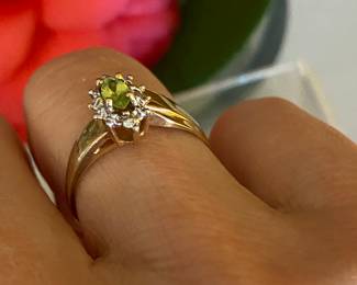 22- $125 - 10kt Yellow gold ring with peridot size 6