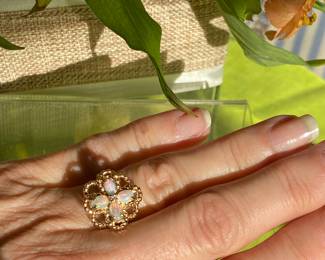 $150 - 14kt opal ring clover - size 5 3/4 - 4.80gr
