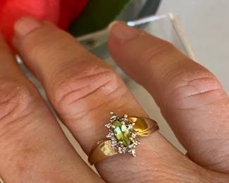 22- $125 - 10kt Yellow gold ring with peridot size 6