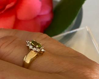 22- $125 - 10kt Yellow gold ring with peridot size 6