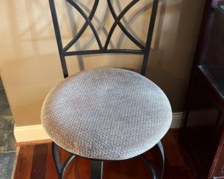 Swivel counter height stools (1 of 3)