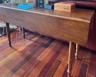 Drop leaf table