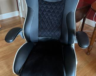 Ergonomic desk chair