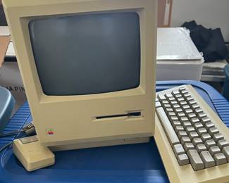 MacIntosh 512K (2nd Apple computer manufactured in 1984) including original mouse and keyboard (untested)