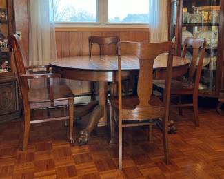 Antique Oak Dining Room Table with Leaf and 6 Chairs (2 Not Pictured)