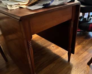 Drop leaf table