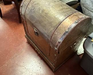 Wonderful vintage trunk 