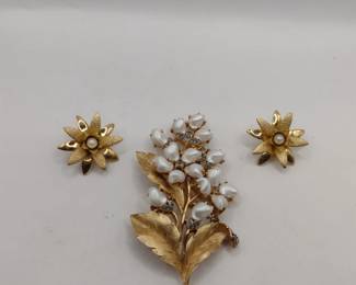 Extremely Rare TRIFARI Sorrento Baby Tooth faux Pearl Brooch