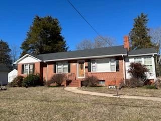 3 bedroom, 2 bath brick home located between Kernersville and Winston Salem. Hardwood floors, full basement, 2 car carport, outdoor storage building. Close to Winston Salem, Kernersville and High Point. Auction will be held at 12:00 noon.