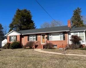 3 bedroom, 2 bath brick home located between Kernersville and Winston Salem. Hardwood floors, full basement, 2 car carport, outdoor storage building. Close to Winston Salem, Kernersville and High Point. Auction will be held at 12:00 noon.