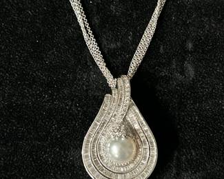 Show stopping 18k white gold necklace and pendant w/ diamonds and pearl