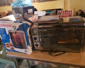 Assorted kitchen accessories