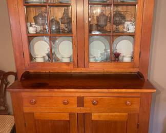 Antique hutch, this piece is so beautiful. The pictures do not capture the beauty of this hutch. 