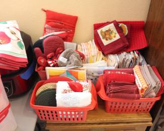 Tons of kitchen towels, serviettes