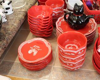 Red and white dish set