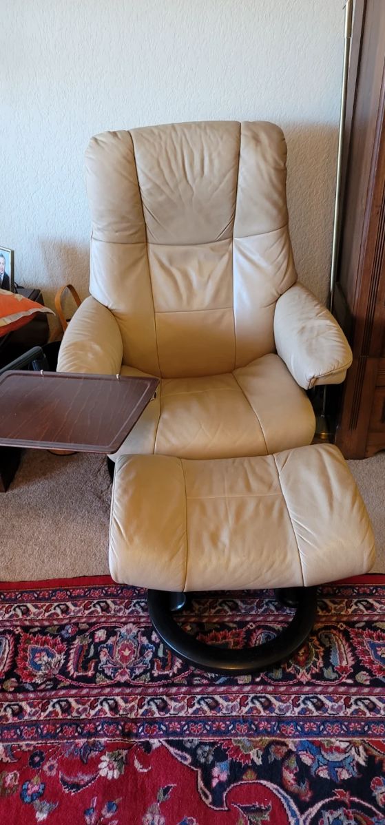 2 matching Stressless chairs,tray and ottomans