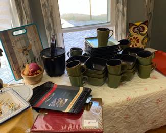 Green stoneware (service for 10 with extras)