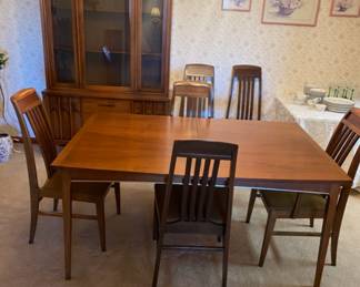 Beautiful wood dining room and 6 chairs 