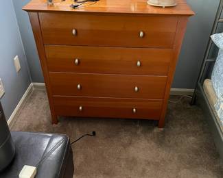 short chest of drawers that matches the 6 piece bedroom set