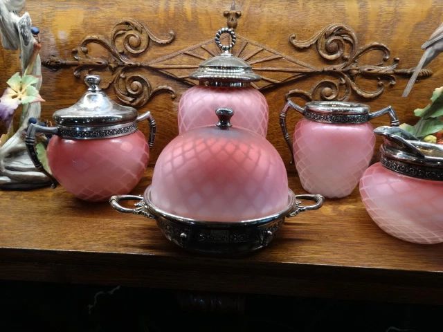 Siver Mounted Quilted MOP Satin Glass