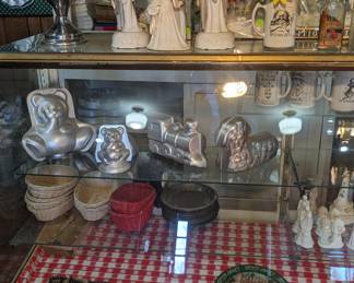 Cake Toppers. Cake Baking Pans. Whicker Baskets. Coke Tray's. Flower Pens. 