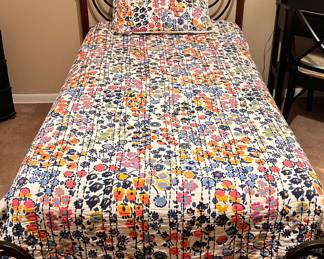 Twin Bed with Quilt Deco (Box Spring, Mattress and Mattress Cover)