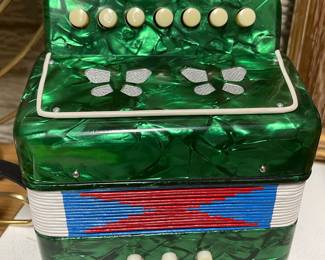 VINTAGE CHILDS WORKING ACCORDION 
