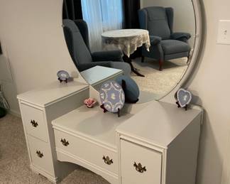 VINTAGE VANITY 