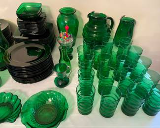 VERY LARGE COLLECTION OF EMERALD GLASS 