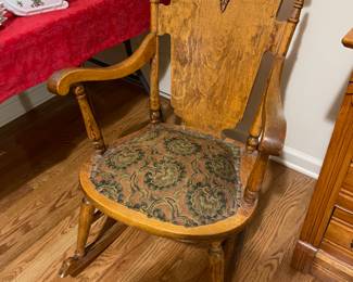 ANTIQUE ROCKING CHAIR