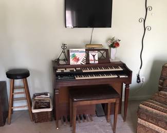 It's a Wurlitzer! Play a tune! Wall lamp with floral motif!