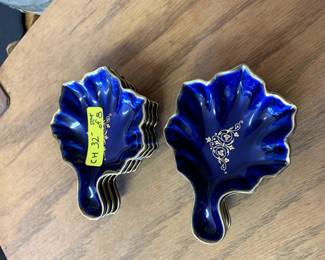 #141	ch	8 blue trayers 	 $32.00 			

