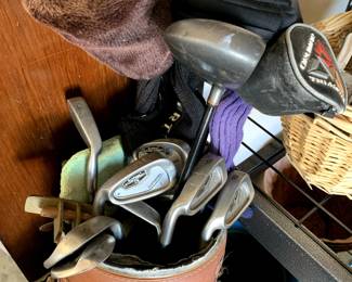 #88	left handed golf clubs in a bag	 $40.00 			
