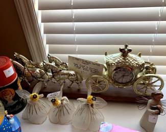 #145	misc.	1940 Vintage  United clock Corp gold 4 horse drawn royal carriage clock work good	 $75.00 			
